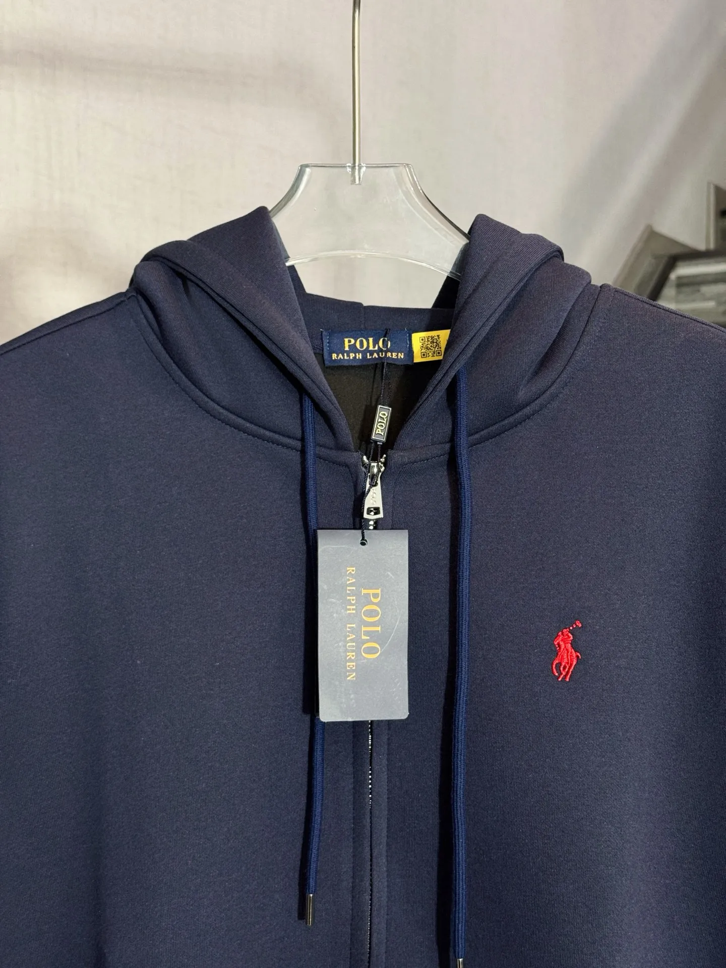 P260 model number: HE397 Ralph Lauren-Ralph Lauren hooded zipper jacket with small logo on the chest The fabric is made of 420g high-weight air customer service fabric. The upper body is comfortable and soft, and has high warmth retention. The chest is sewn with small embroidery of horseback riding and war marks. The embroidery is three-dimensional and full, highlighting the simple atmosphere of the clothes. The threads on the hem of the arms are made of the same material. The elastic thread of the same color as the cylinder, the zipper adopts the customized Polo original small letter hardware zipper, the clothes are designed with a hood, made by a famous factory, with hemming and wrapping strips, the original original label, complete with three labels, os loose version, a popular item of the season, feel free to buy it.  Color: Black/Navy Blue Size: S M L XL